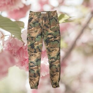 Jrs. Camouflage Cargo Pants by LILAC SUNSET 3/4